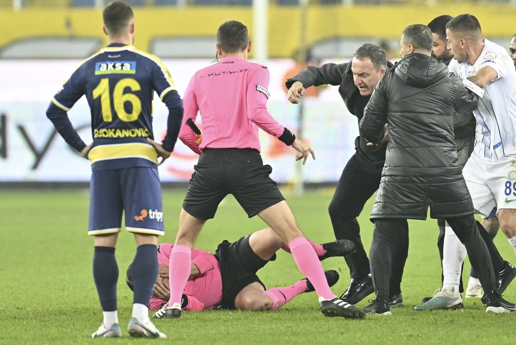 Moment po nokaucie, który okazała się haniebnym zwieńczeniem meczu w tureckiej Super Lig Moment po nokaucie, który okazała się haniebnym zwieńczeniem meczu w tureckiej Super Lig