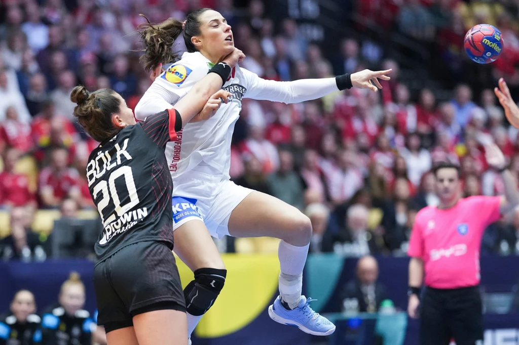 Mie Højlund powstrzymywana przez Emily Bölk. Niemka zakończyła mecz z czerwoną kartką