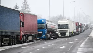 Protest przewoźników przy granicy. Kolejka TIRów czekająca do odprawy celnej