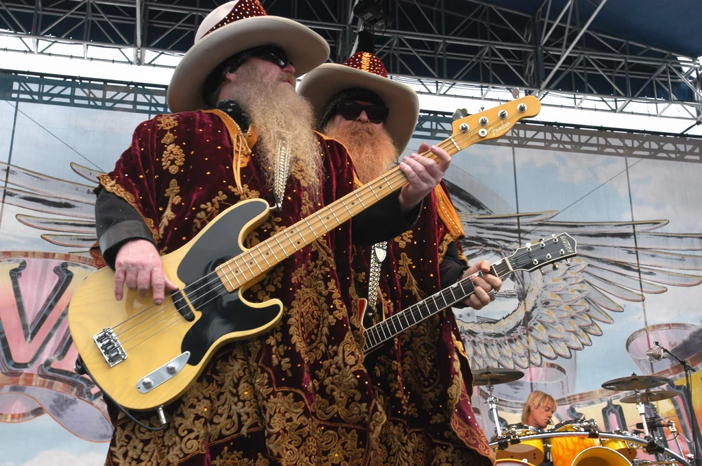 Dusty Hill (na pierwszym planie) i Billy Gibbons z ZZ Top w akcji