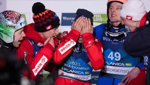 Patrzy na polskich skoczków i kręci głową. Trudno uwierzyć, co się dzieje