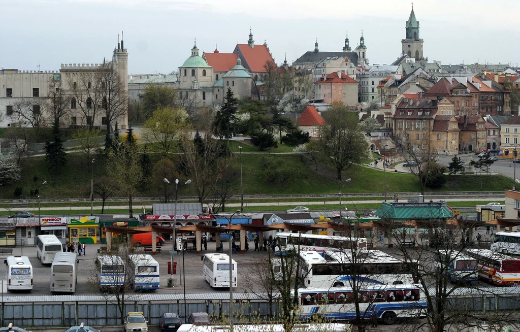 Dworzec autobusowy w centrum. W tle Zamek w Lublinie i Stare Miasto