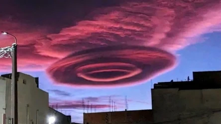 Chmura soczewkowata nad marokańskim miastem Outat El Haj. Kształtem przypominała UFO