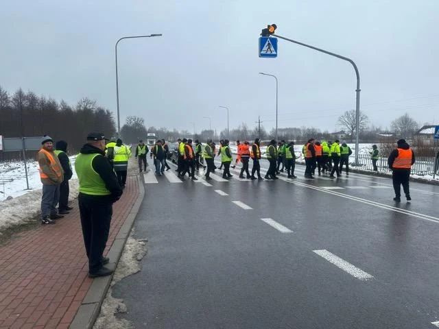 Ukraińcy chodzą przez przejście dla pieszych w kółko