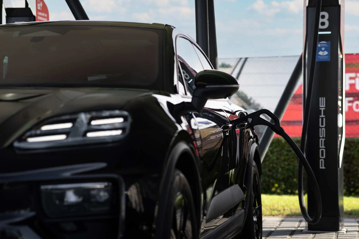 Nowe Porsche macan sprzedawane będzie tylko w wersji ładowanej z gniazdka