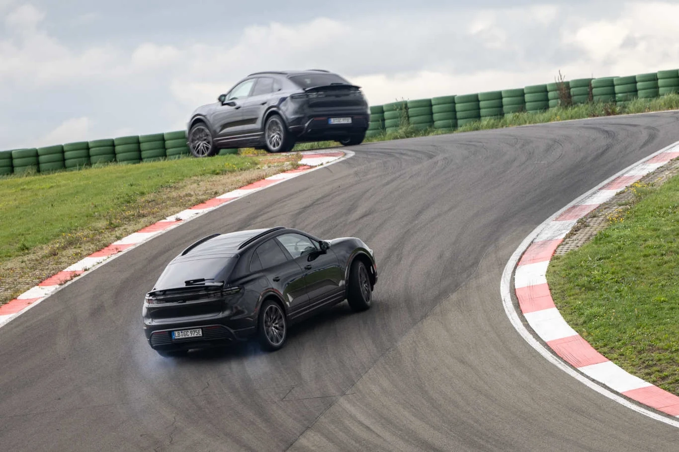 W testowym Macanie zupełnie nie było czuć nadwagi - z lekkością połykał kolejne zakręty toru