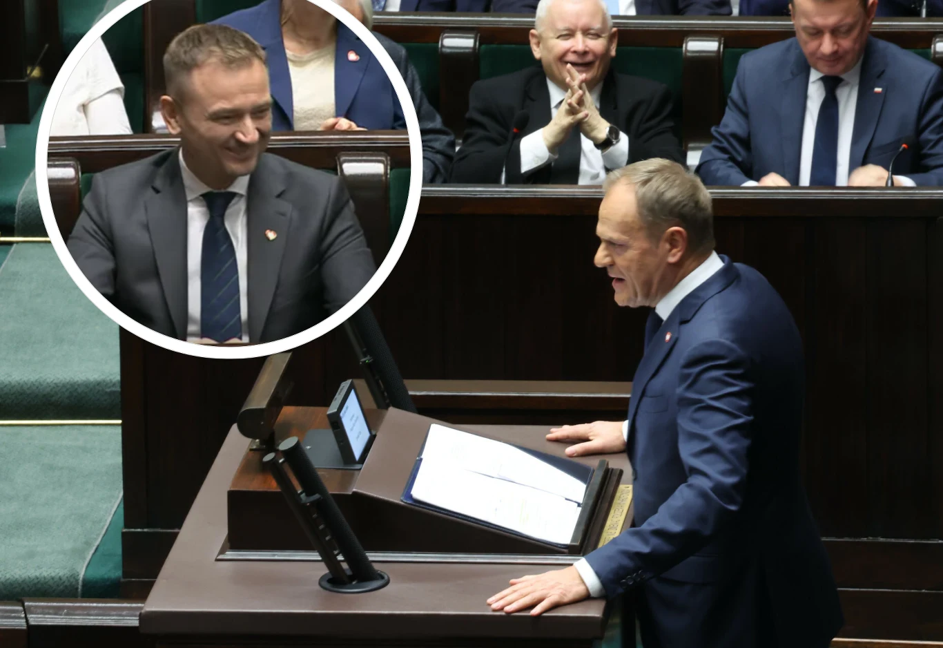 Na zdjęciu Sławomir Nitras i premier Donald Tusk exposé, a w tle Jarosław Kaczyński oraz Mariusz Błaszczak