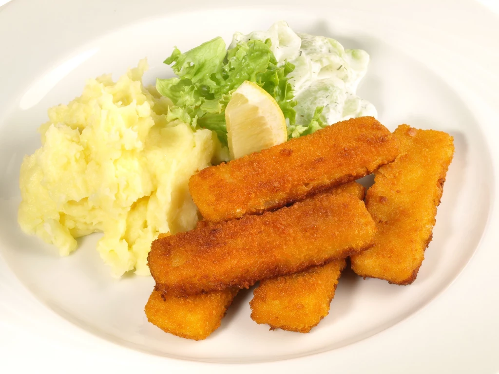 Smażona ryba z ziemniakami nie jest najlepszym wyborem. Zjedzenie takiego posiłku może mieć przykre skutki