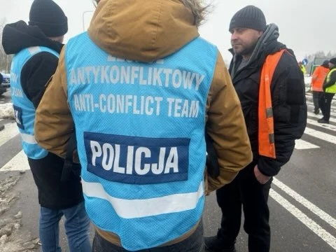 Policyjny zespół antykonfliktowy pojawił się na miejscu protestu Ukraińców Policyjny zespół antykonfliktowy pojawił się na miejscu protestu Ukraińców