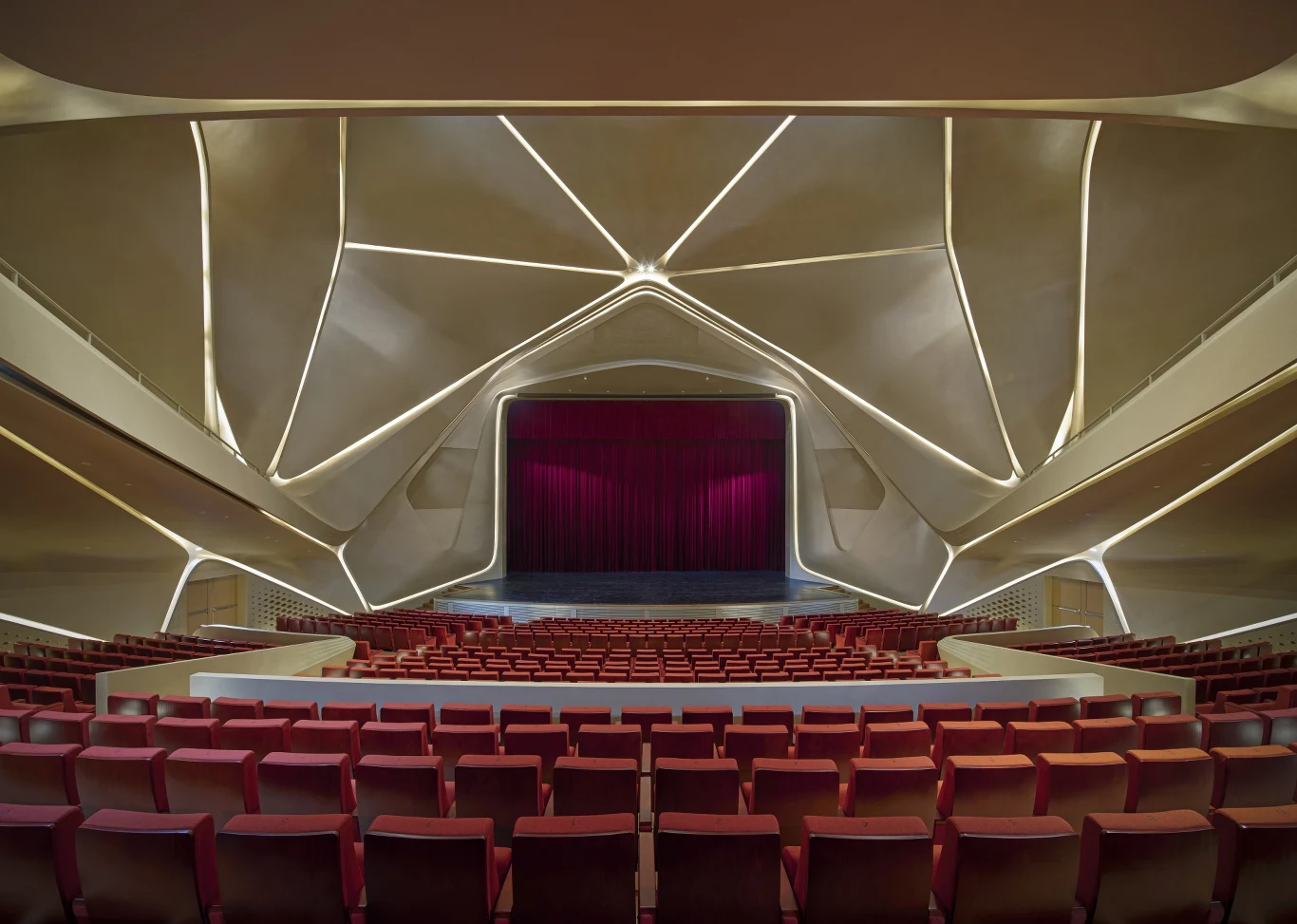 Teatr Wielki Miejskiego Centrum Sztuki Zhuhai Jinwan. Sala na 1200 miejsc Teatr Wielki Miejskiego Centrum Sztuki Zhuhai Jinwan. Sala na 1200 miejsc
