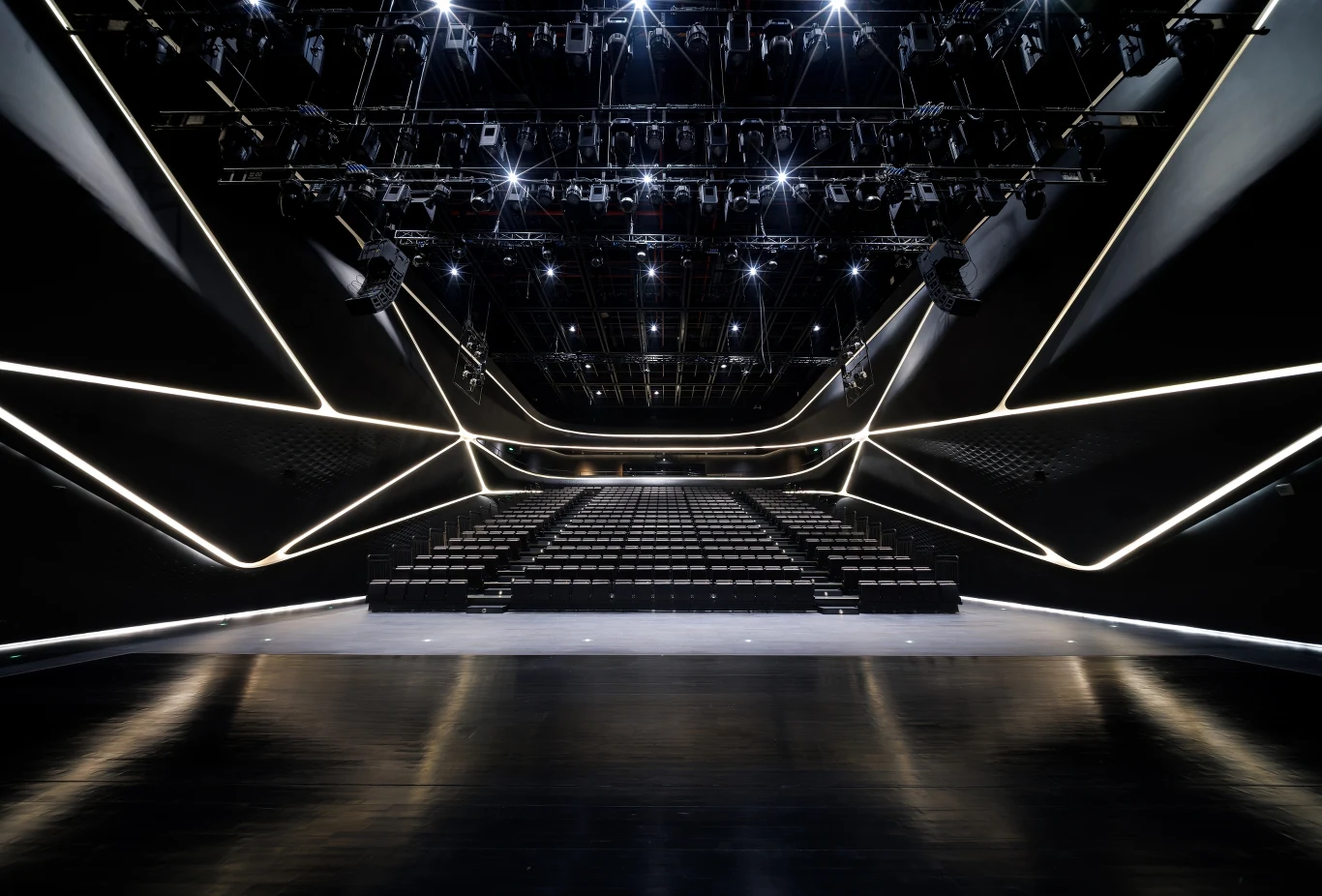 Sala Black Box Miejskiego Centrum Sztuki Zhuhai Jinwan na 500 miejsc Sala Black Box Miejskiego Centrum Sztuki Zhuhai Jinwan na 500 miejsc