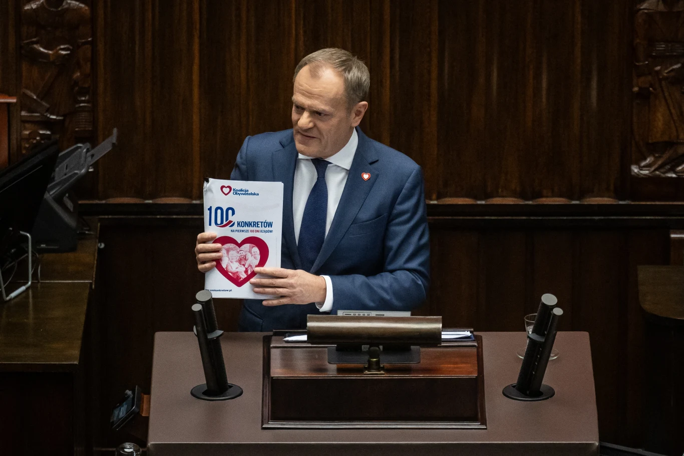 W kampanii wyborczej Donald Tusk obiecał, że jeżeli dojdzie do władzy, obniży VAT na transport publiczny. Obietnica została zawarta w "100 konkretach na 100 dni rządów" W kampanii wyborczej Donald Tusk obiecał, że jeżeli dojdzie do władzy, obniży VAT na transport publiczny. Obietnica została zawarta w "100 konkretach na 100 dni rządów"