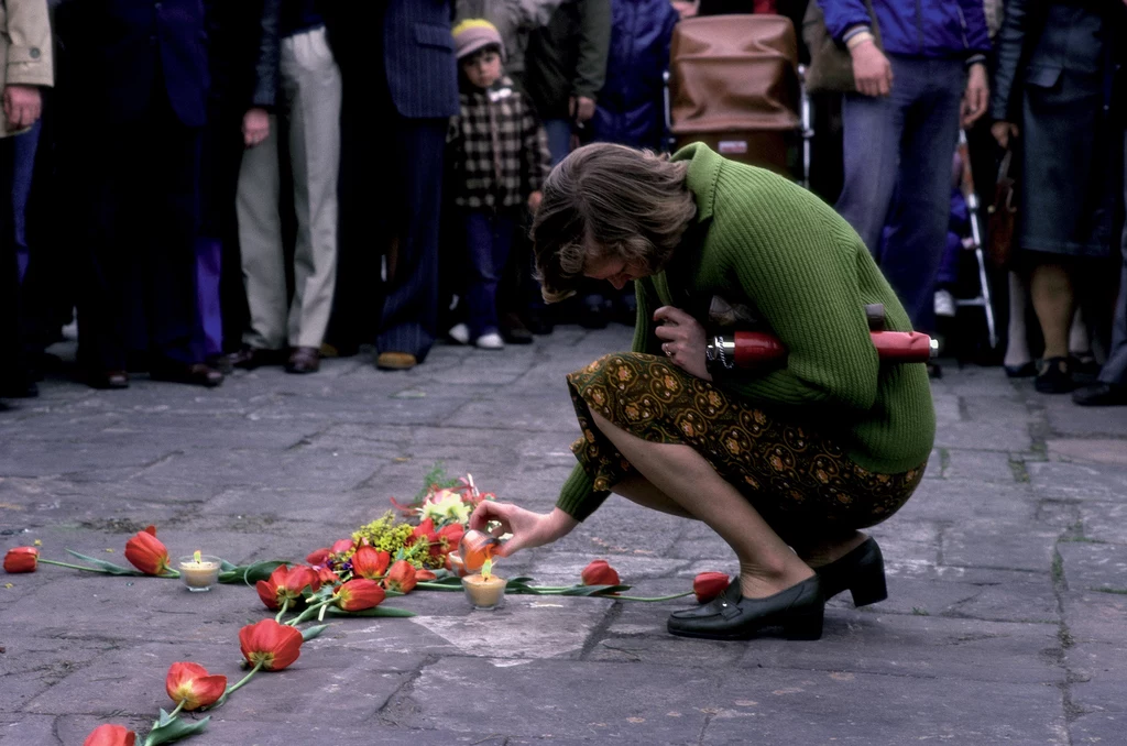 Krzyż z kwiatów na placu Zbawiciela w Warszawie, 1982 r.