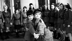 Krystyna Chimanienko (z lewej na pierwszym planie) w filmie "Rzeczpospolita babska"