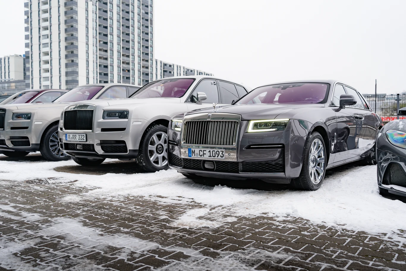 Andi zaprezentował mi swoje umiejętności za kierownicą szarego Rolls-Royce'a Ghost