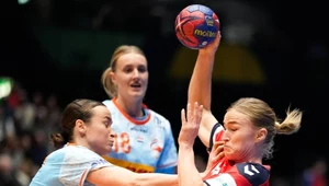 Stine Oftedal powstrzymywana przez Yvette Broch