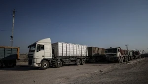 Ciężarówki na przejściu granicznym w Kerem Szalom