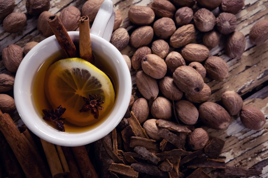 Cynamon i gałka muszkatołowa podkręcą smak kompotu i sprawią, że będzie jeszcze lepiej przyspieszał metabolizm