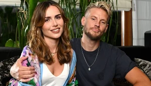 Sebastian Fabijański z Martą Żmudą Trzebiatowską na planie serialu "Grzechy sąsiadów"