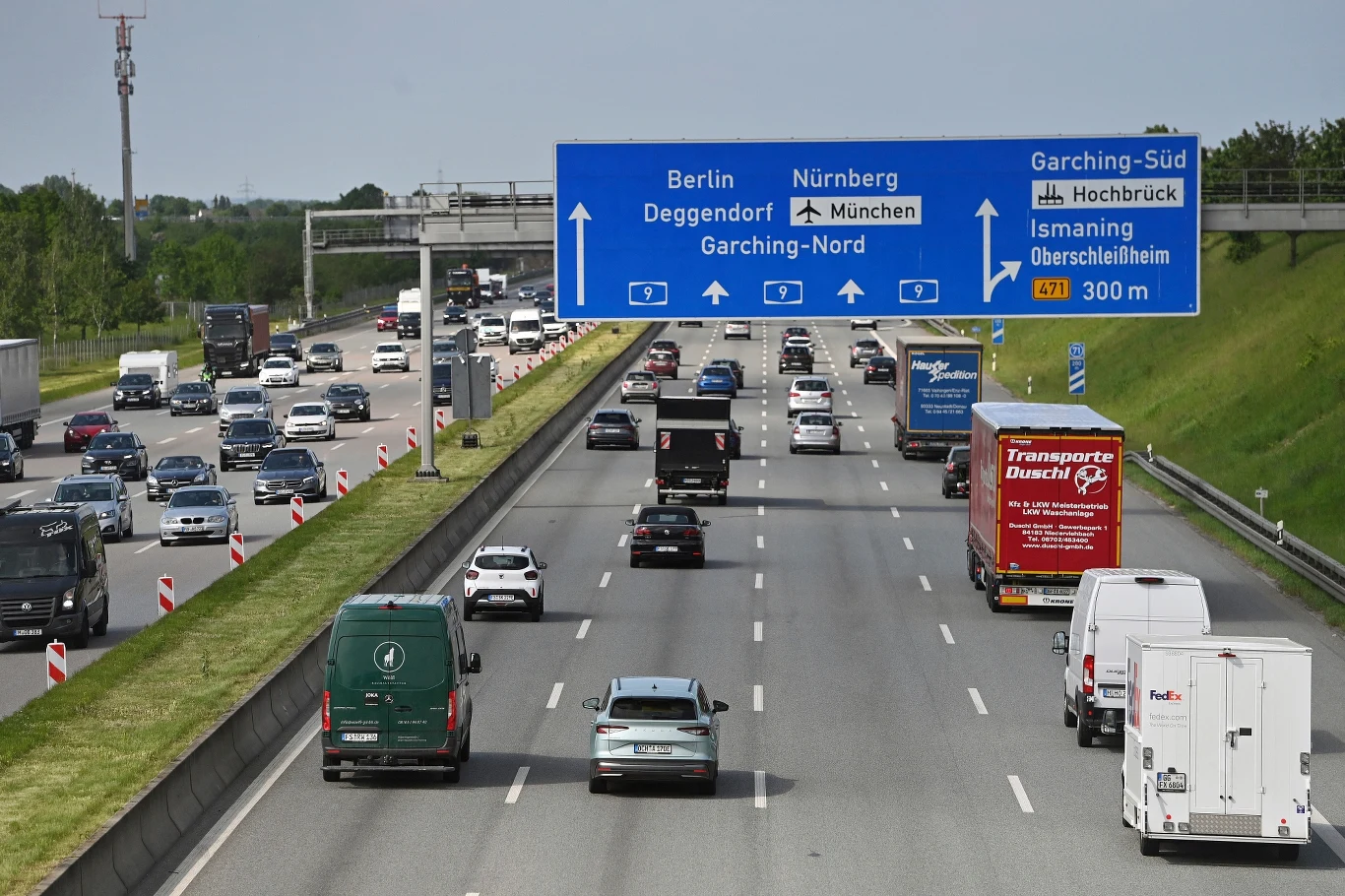 Dlaczego tablice drogowe na autostradach są niebieskie? Oznaczenia autostrad niosą więcej treści niż się wydaje