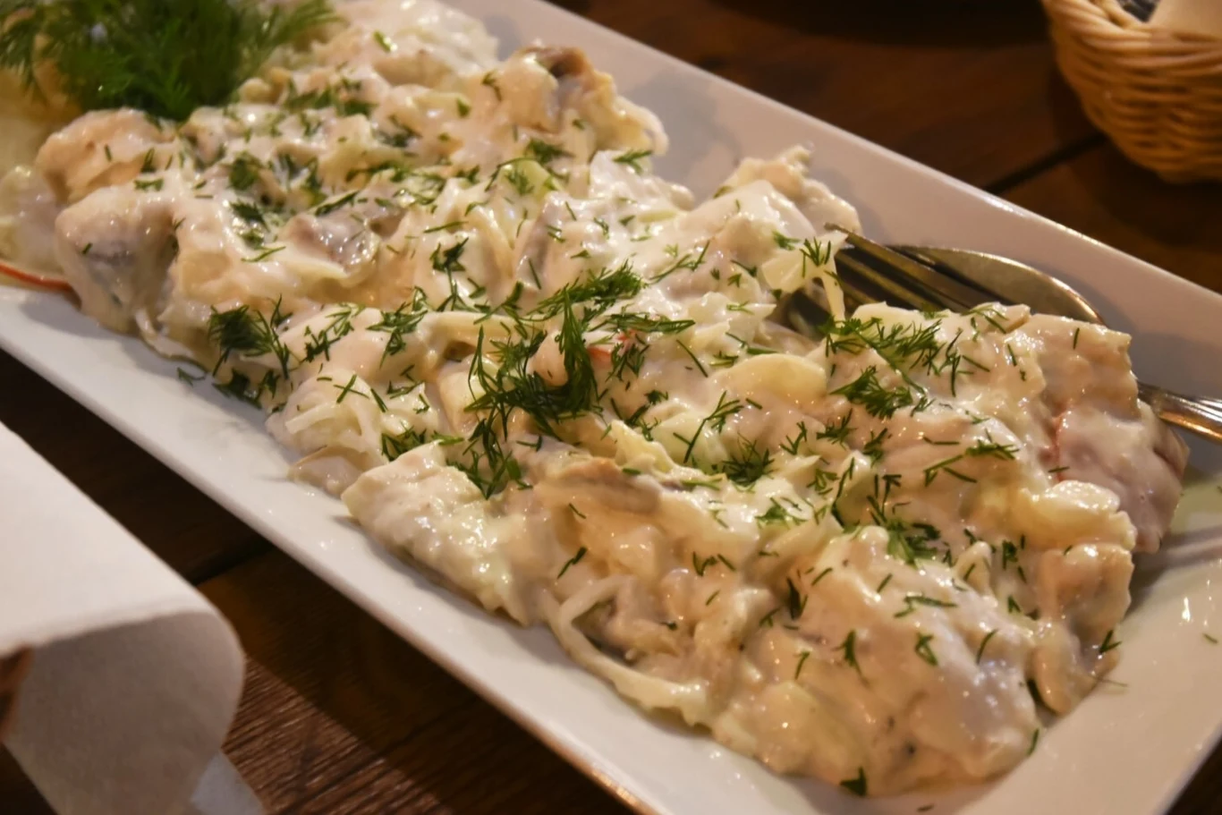 Śledź w śmietanie to smaczna wigilijna potrawa, jednak w trosce o własne zdrowie nie powinno się zbyt długo go przechowywać Śledź w śmietanie to smaczna wigilijna potrawa, jednak w trosce o własne zdrowie nie powinno się zbyt długo go przechowywać