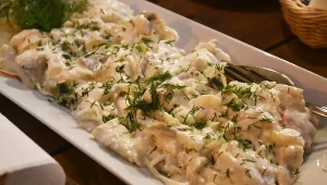 Śledź w śmietanie to smaczna wigilijna potrawa, jednak w trosce o własne zdrowie nie powinno się zbyt długo go przechowywać