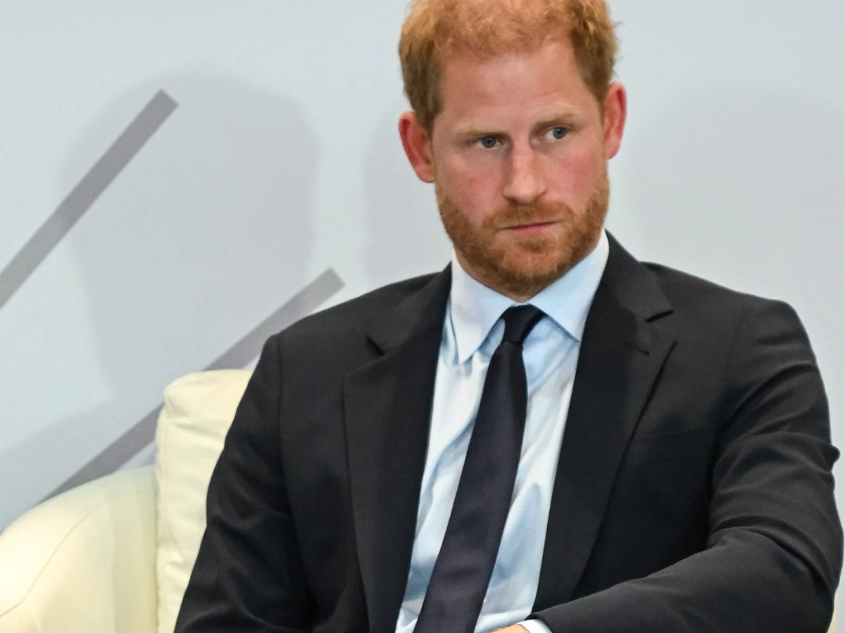 Harry znów wywołał skandal. Zdjął zdjęcie Elżbiety II, żeby "nie patrzyła" Harry znów wywołał skandal. Zdjął zdjęcie Elżbiety II, żeby "nie patrzyła"