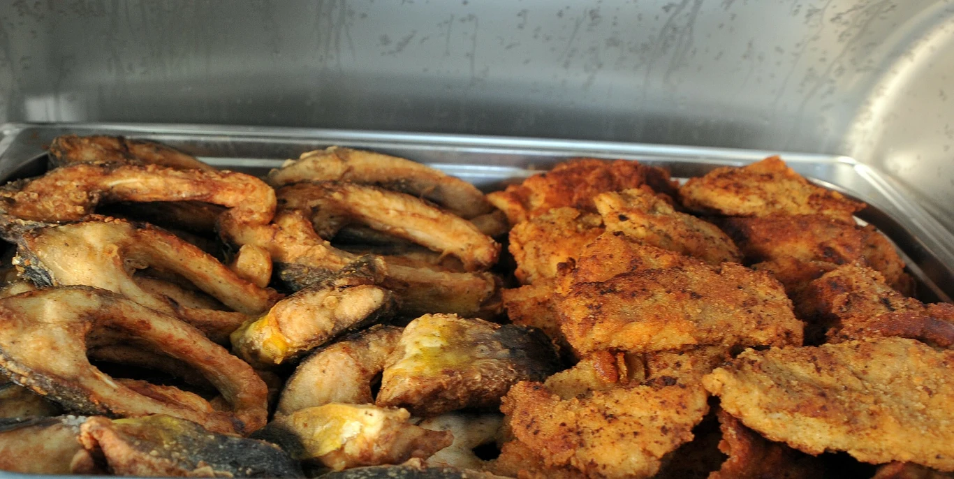 Ceny ryby w supermarketach kształtują się na poziomie 45 - 80 złotych za filet oraz około 55 złotych za dzwonka Ceny ryby w supermarketach kształtują się na poziomie 45 - 80 złotych za filet oraz około 55 złotych za dzwonka