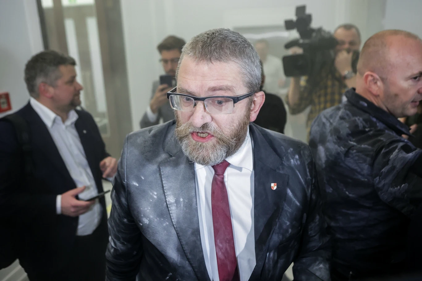 Grzegorz Braun zawieszony. Konfederacja zdecydowała ws. posła po incydencie w Sejmie Grzegorz Braun zawieszony. Konfederacja zdecydowała ws. posła po incydencie w Sejmie