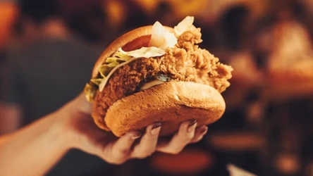 Spróbuj słynnej kanapki Chicken Sandwich