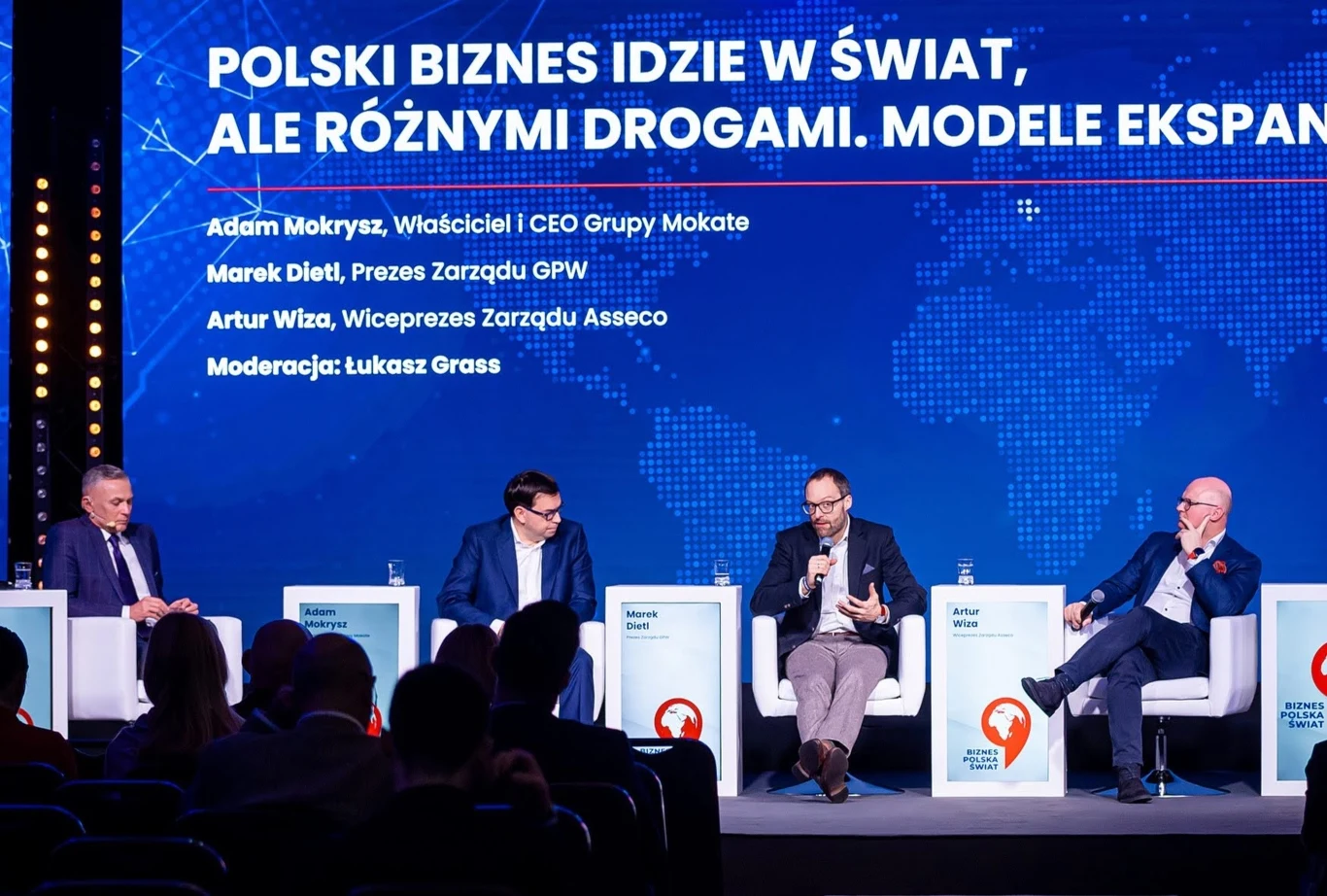 Uczestnicy panelu, od lewej: Łukasz Grass, dziennikarz biznesowy, moderator, Adam Mokrysz - Właściciel i CEO Grupy Mokate, Marek Dietl Prezes Zarządu GPW i Artur Wiza Wiceprezes Zarządu Asseco Poland.