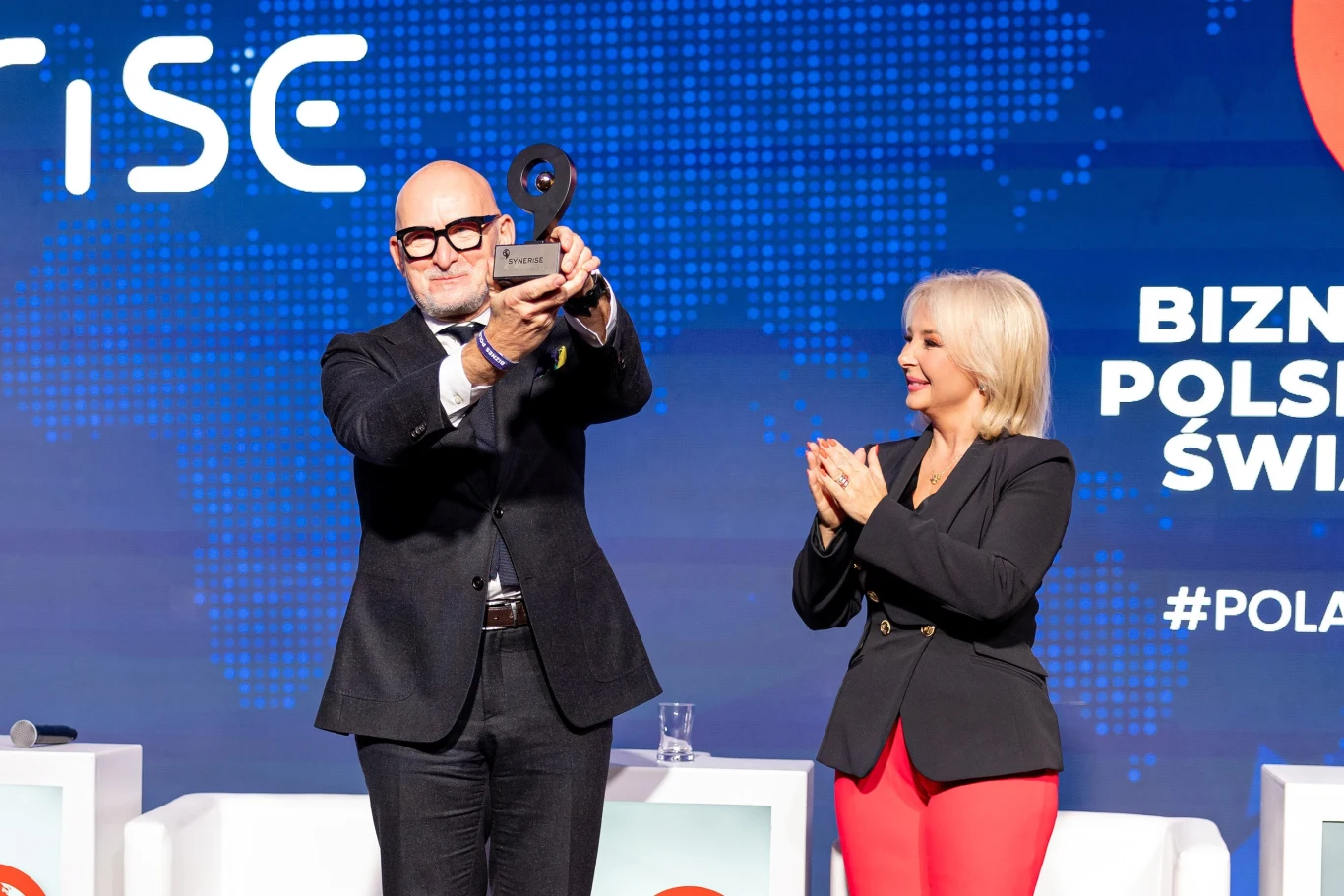 W kategorii “Biznes" nagrodę otrzymał Synerise. Na zdjęciu Beata Mońka CEO Art of Networking oraz Krzysztof Blusz, Synerise.
