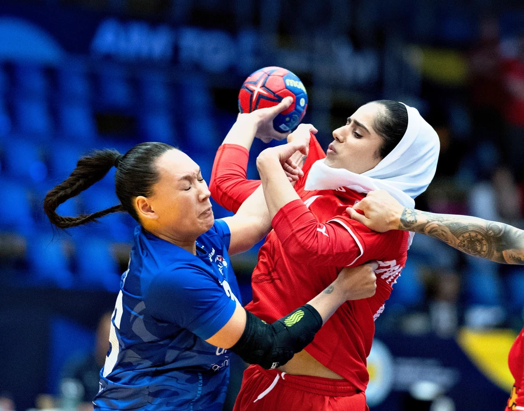 Ivaana Holm zatrzymuje najlepszą snajperkę Iranu Fatemeh Merikhi Ivaana Holm zatrzymuje najlepszą snajperkę Iranu Fatemeh Merikhi