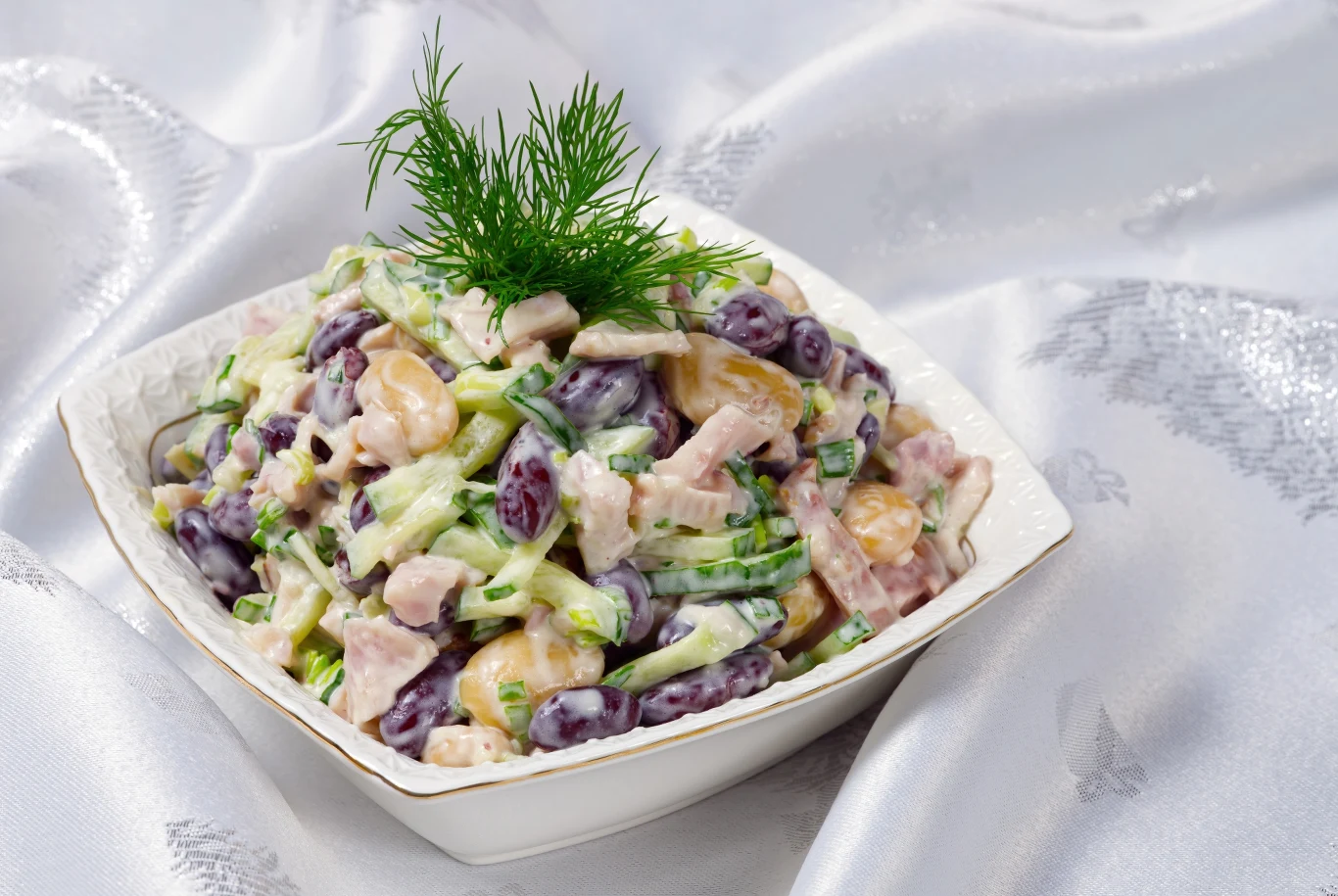 ​Sałatkę milionera przyrządzisz w mniej niż pół godziny. Idealna na lunch lub szybką kolację