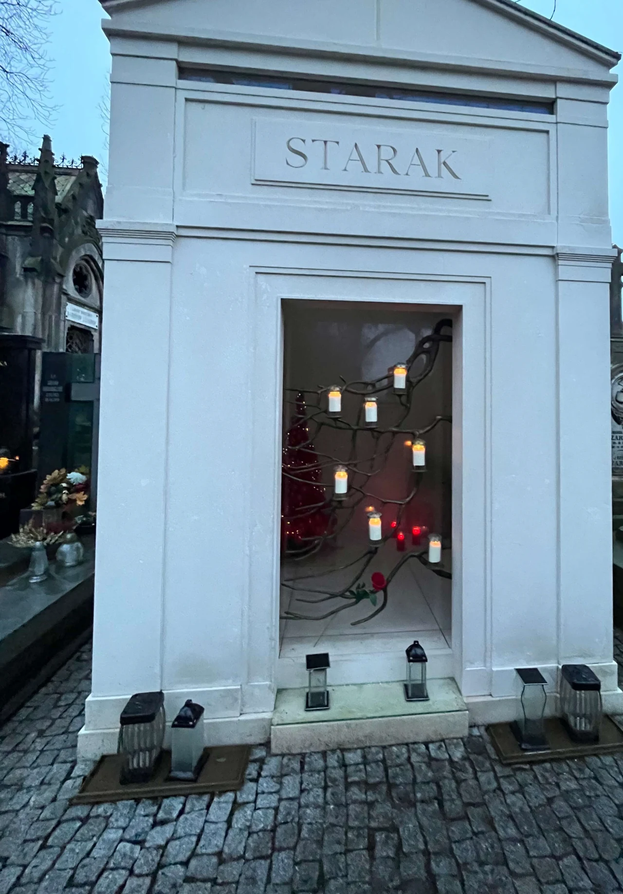 Tak obecnie wygląda grób Woźniaka-Staraka. Został przystrojony na święta Tak obecnie wygląda grób Woźniaka-Staraka. Został przystrojony na święta