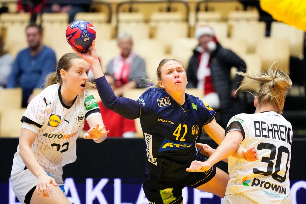 Jenny Carlson w ataku na bramkę Niemiec Jenny Carlson w ataku na bramkę Niemiec