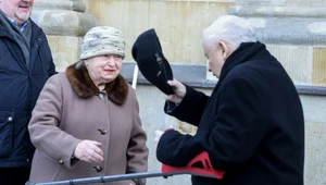 Janina Goss i Jarosław Kaczyński w trakcie obchodów 154. miesięcznicy Smoleńskiej w Warszawie, 10 lutego 2023 roku