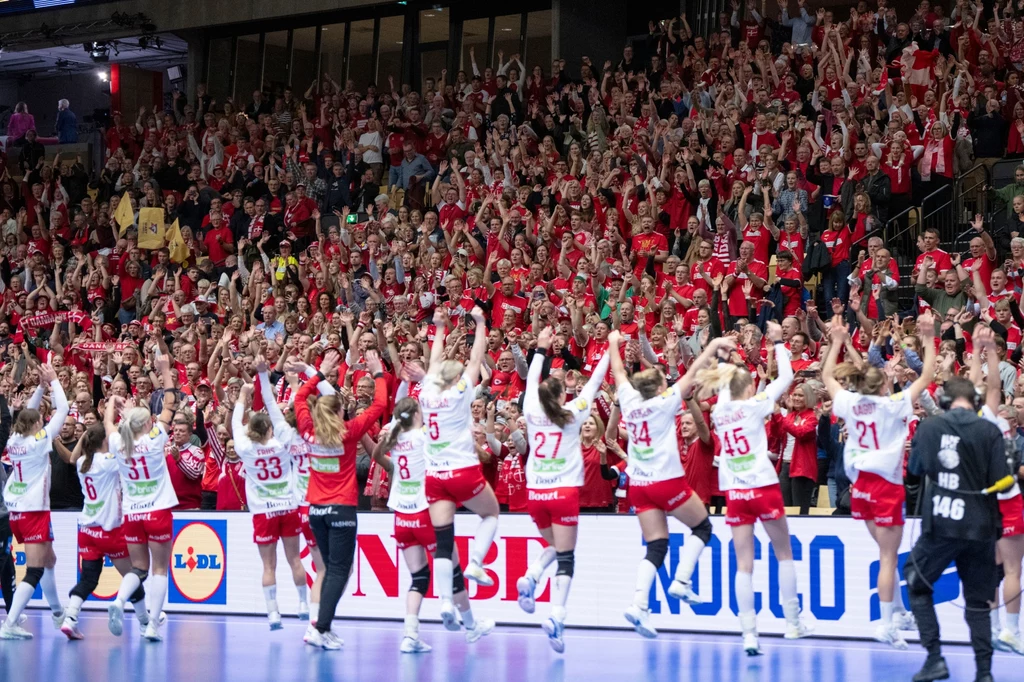 Radość Dunek w Herning, 11 tysięcy kibiców cieszyło się razem z nimi. Aby zagrać o złoto, muszą jeszcze pokonać Norwegię Radość Dunek w Herning, 11 tysięcy kibiców cieszyło się razem z nimi. Aby zagrać o złoto, muszą jeszcze pokonać Norwegię