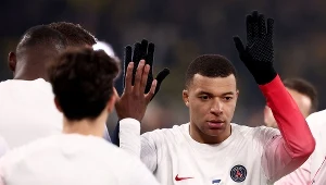 Kylian Mbappe i jego koledzy przed rozpoczęciem drugiej połowy w Dortmundzie