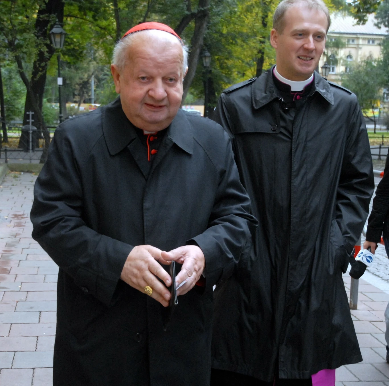 Kardynał Stanisław Dziwisz i ksiądz Dariusz Raś