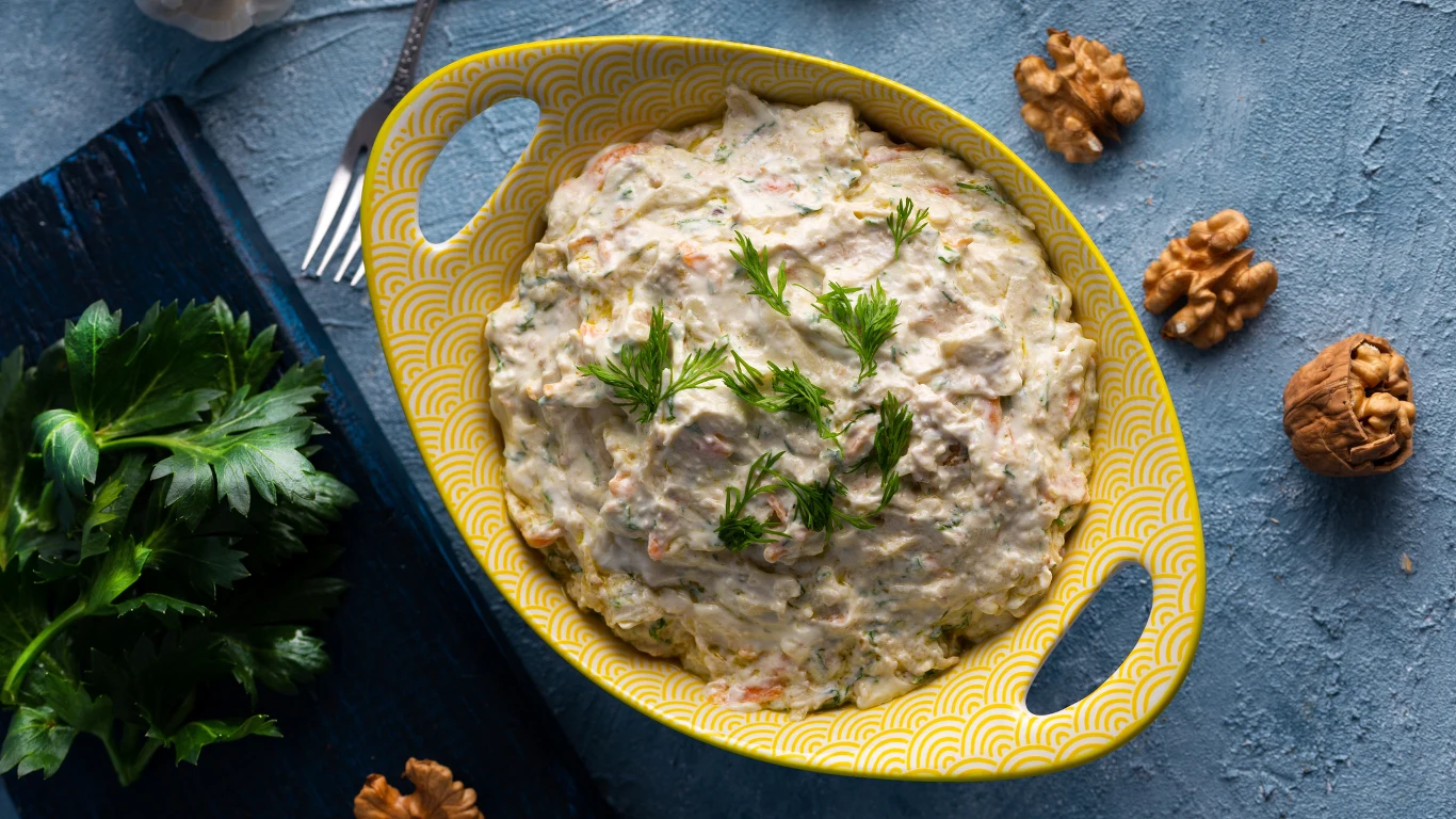 ​Ta sałatka z orzechami włoskimi zachwyci wszystkich gości. Lepiej od razu przygotuj podwójną porcję