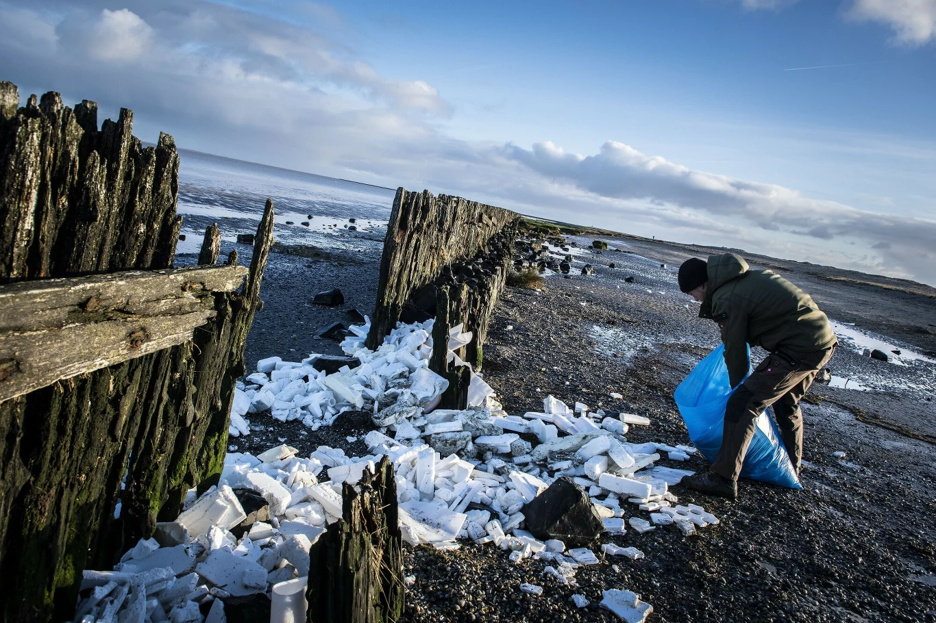 W pianie morskiej wzdłuż holenderskiego wybrzeża wykryto tzw. wieczne chemikalia W pianie morskiej wzdłuż holenderskiego wybrzeża wykryto tzw. wieczne chemikalia