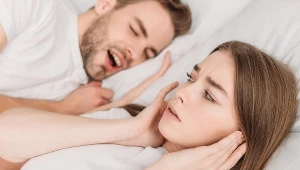 Twój mąż chrapie? Postaw w sypialni tę roślinę, a problem zniknie 