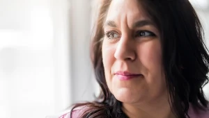 Jednym z pierwszych objawów niedoborów hormonów tarczycy jest wrażenie tycia na twarzy i obrzęk wokół oczu