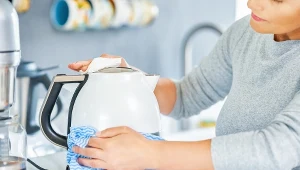 Domowy odkamieniacz do czajnika bez octu. Wystarczy ten składnik z kuchennej szafki