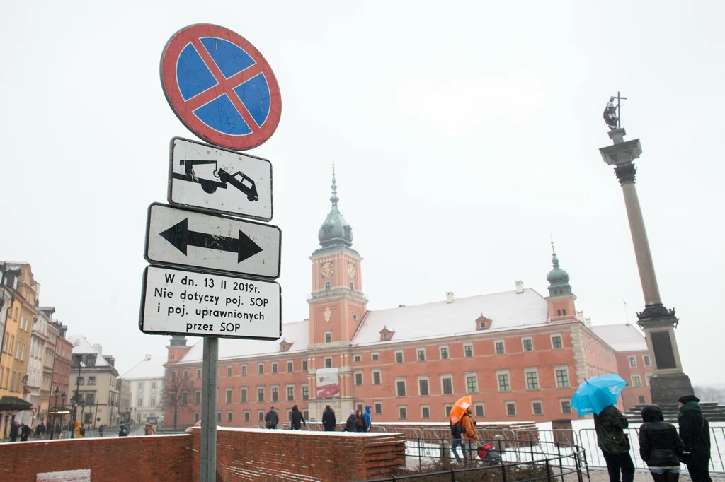 Znak zakazu zatrzymywania się i postoju B-36 uzupełniony o dodatkowe tablice - w tym T-26 (podwójna strzałka)