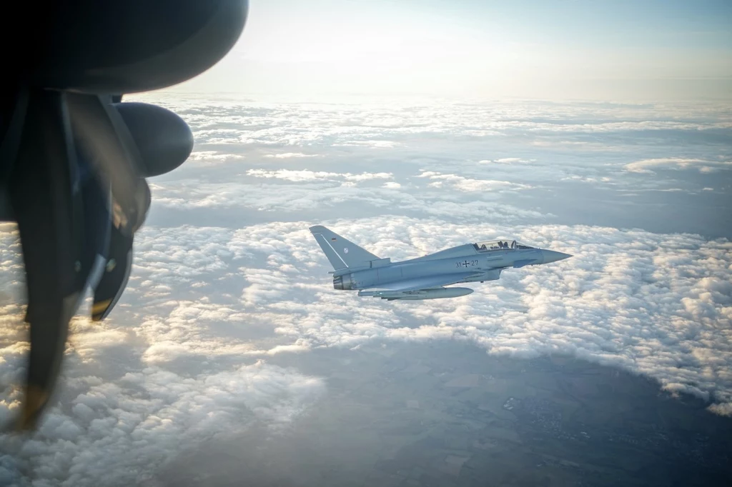 W związku z naruszeniem przestrzeni NATO w powietrze wzbiły się niemieckie myśliwce Eurofighter W związku z naruszeniem przestrzeni NATO w powietrze wzbiły się niemieckie myśliwce Eurofighter