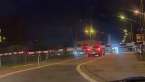 Kobieta utknęła na przejeździe kolejowym
