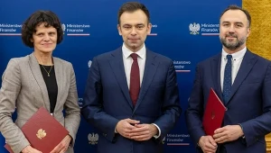 Minister finansów Andrzej Domański z nowymi wiceministrami - Hanną Majszczyk i Pawłem Karbownikiem 