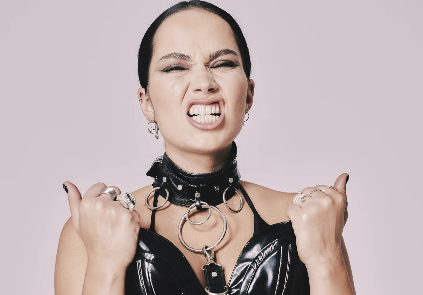  "Gdybym się w końcu wyzbyła wszystkich kompleksów, to może przestałabym tworzyć" - mówi Mery